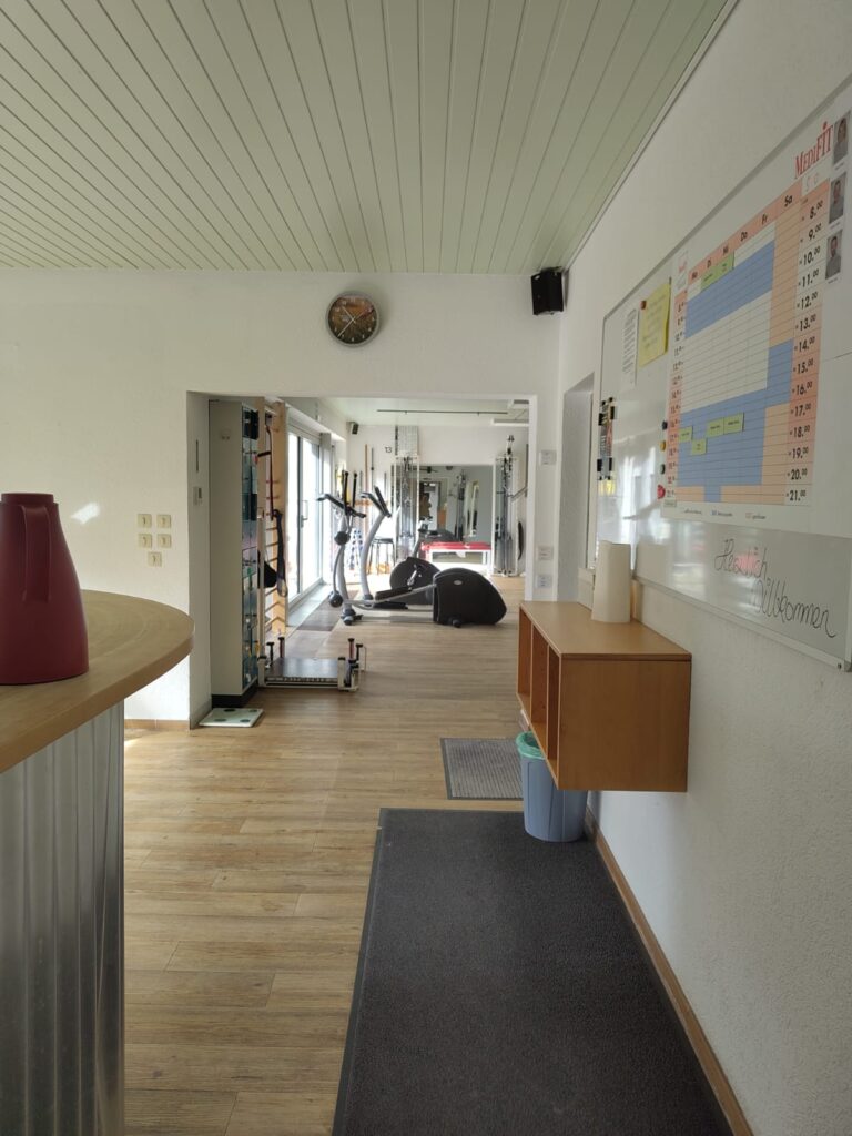 Flur mit Blick in den Trainingsbereich im Medifit Studio Fritzlar