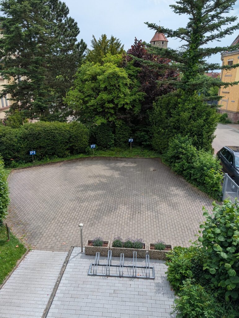 Parkplätze und Fahrradständer vor dem Medifit Studio in Fritzlar