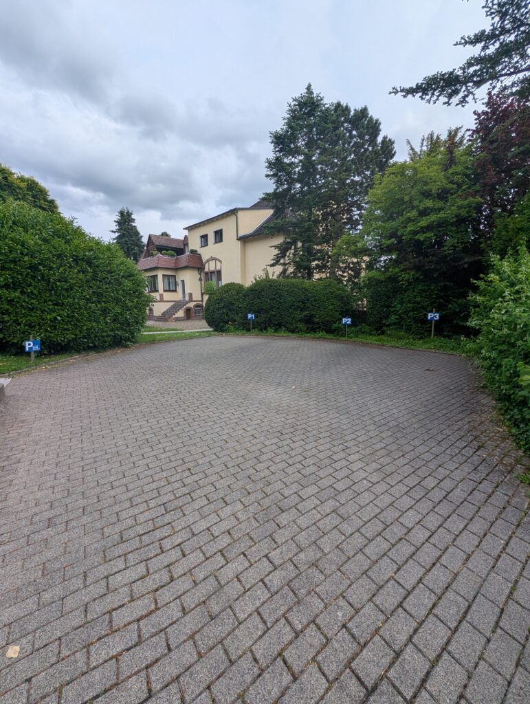Parkplatz vor dem Medifit Studio in der Allee in Fritzlar