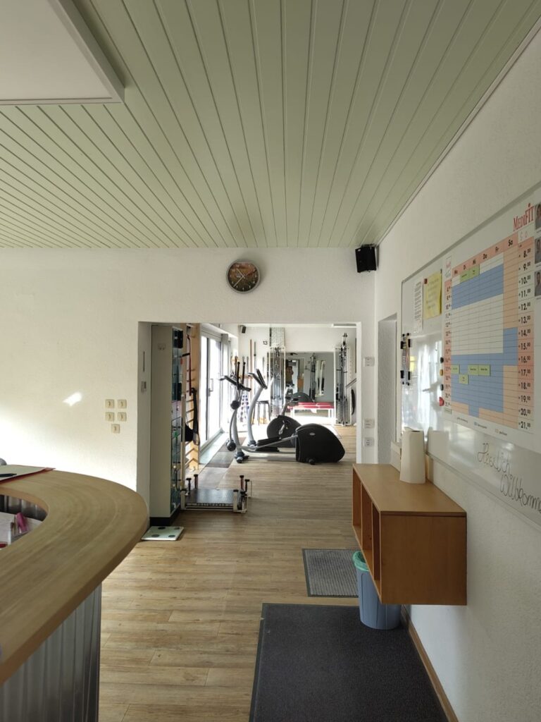 Flur und Eingangsbereich im Medifit Studio Fritzlar mit Blick in den Trainingsbereich