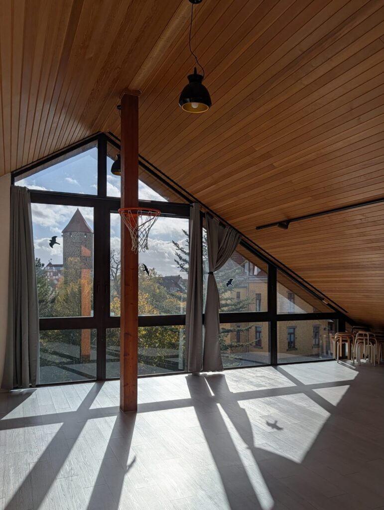 Gruppenraum mit Holzdecke und großer Fensterfront